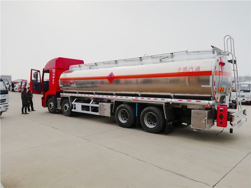 上汽紅巖29.7方前四后八鋁合金運(yùn)油車，20噸運(yùn)油車