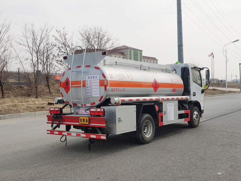 4噸東風(fēng)多利卡加油車(chē)